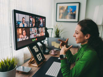 Comfortabele kleding als thuiswerkoutfit: vrouw in een videogesprek. Comfortabele kleding als thuiswerkoutfit: vrouw in een videogesprek.