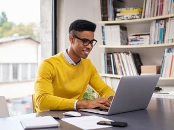 Een man draagt een comfortabele en voor kantoor geschikte look in het thuiskantoor.  Een man draagt een comfortabele en voor kantoor geschikte look in het thuiskantoor.