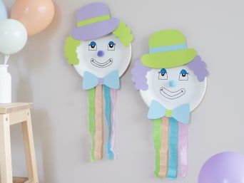 Maak carnavalsversieringen met kinderen: kant-en-klare clowns van papieren bordjes. Maak carnavalsversieringen met kinderen: kant-en-klare clowns van papieren bordjes.