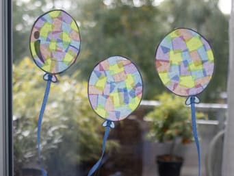 Carnaval knutselen raamdecoratie: kleurrijke ballonnen van transparant papier. Carnaval knutselen raamdecoratie: kleurrijke ballonnen van transparant papier.