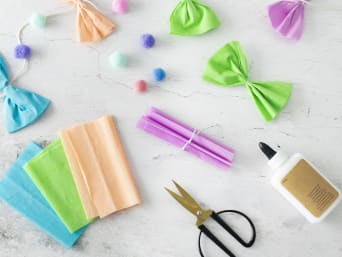 Carnavalsdecoratie maken met kinderen: knutselmateriaal voor de raamslinger.  Carnavalsdecoratie maken met kinderen: knutselmateriaal voor de raamslinger.