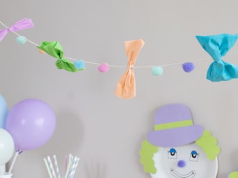 Knutselen voor carnaval met kinderen: kant-en-klare carnavalsslinger. Knutselen voor carnaval met kinderen: kant-en-klare carnavalsslinger.