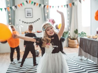 Lastminuteverkleedkleding voor kinderen om zelf te maken: een groep kinderen op een verkleedpartij. Lastminuteverkleedkleding voor kinderen om zelf te maken: een groep kinderen op een verkleedpartij.