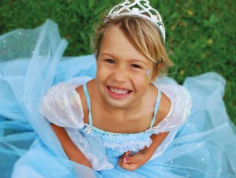 Maak je eigen kinderkostuum: prinsessenkostuum voor kinderen snel gemaakt. Maak je eigen kinderkostuum: prinsessenkostuum voor kinderen snel gemaakt.
