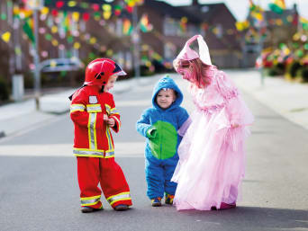 Carnavalskostuum voor kinderen zelf maken: groep kinderen in creatieve kostuums. Carnavalskostuum voor kinderen zelf maken: groep kinderen in creatieve kostuums.