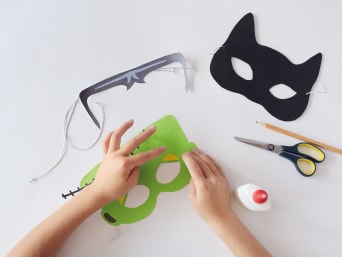 Faschingsmaske basteln: Bastelmaterialien für Papiermasken.  Faschingsmaske basteln: Bastelmaterialien für Papiermasken.