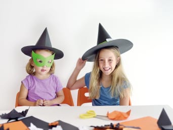 Faschingsmaske basteln mit Kindern: Zwei Kinder beim Basteln.  Faschingsmaske basteln mit Kindern: Zwei Kinder beim Basteln.
