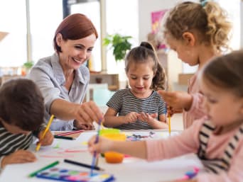 Kindergartenkinder malen zusammen am Tisch. Kindergartenkinder malen zusammen am Tisch.