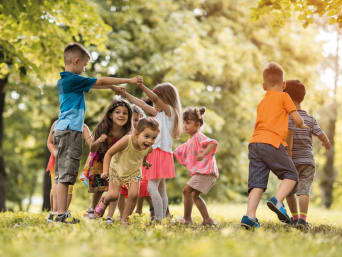 Kinder spielen zusammen im Außenbereich des Kindergartens. Kinder spielen zusammen im Außenbereich des Kindergartens.