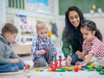 Berliner Eingewöhnungsmodell – Mutter spielt mit ihrem Kind im Kindergarten. Berliner Eingewöhnungsmodell – Mutter spielt mit ihrem Kind im Kindergarten.