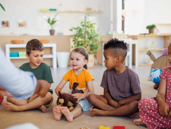 Eingewöhnung Kinderkrippe Tipps – Mädchen nimmt zum ersten Mal allein am Morgenkreis teil. Eingewöhnung Kinderkrippe Tipps – Mädchen nimmt zum ersten Mal allein am Morgenkreis teil.