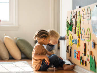 Vorschule: Kinder lösen Rätselspiele im Kindergarten. Vorschule: Kinder lösen Rätselspiele im Kindergarten.