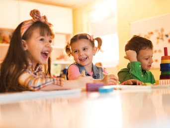 Eingewöhnung Kindergarten: Kinder lachen zusammen und zeichnen. Eingewöhnung Kindergarten: Kinder lachen zusammen und zeichnen.