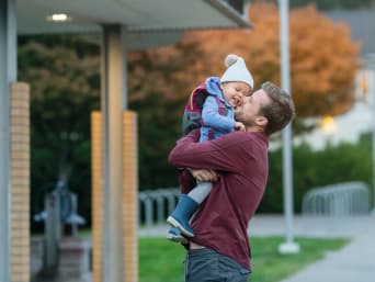 Kindergarten-Start – Vater verabschiedet sich vor der Kita von seinem Kind. Kindergarten-Start – Vater verabschiedet sich vor der Kita von seinem Kind.