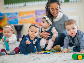 Kinderkrippe – Kleinkinder spielen zusammen mit der Erzieherin. Kinderkrippe – Kleinkinder spielen zusammen mit der Erzieherin.