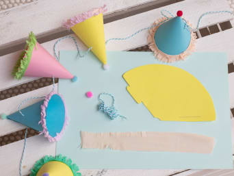 Selbst gebastelte Deko-Idee zum Kindergeburtstag: DIY-Girlande aus Partyhütchen. Selbst gebastelte Deko-Idee zum Kindergeburtstag: DIY-Girlande aus Partyhütchen.