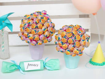 Deko-Idee Kindergeburtstag: Lolli-Blumenstrauß als Tischdeko zum Kindergeburtstag. Deko-Idee Kindergeburtstag: Lolli-Blumenstrauß als Tischdeko zum Kindergeburtstag.
