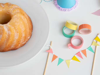 Kindergeburtstag Deko-Idee: Cake-Topper aus farbenfrohem Washi-Tape. Kindergeburtstag Deko-Idee: Cake-Topper aus farbenfrohem Washi-Tape.