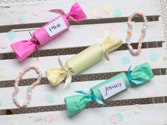Tischdeko Kindergeburtstag: Selbst gebastelte Namenskärtchen im Knallbonbon-Design. Tischdeko Kindergeburtstag: Selbst gebastelte Namenskärtchen im Knallbonbon-Design.