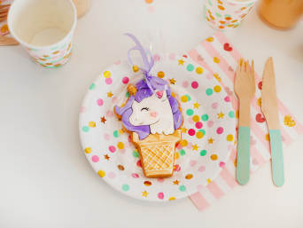 Einhorn Geburtstag – Einhorn-Geburtstagsdeko auf einem Tisch.  Einhorn Geburtstag – Einhorn-Geburtstagsdeko auf einem Tisch.