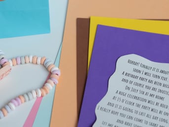 Schrijf een uitnodiging voor het verjaardagsfeestje van een kind: Belangrijke informatie voor de planning. Schrijf een uitnodiging voor het verjaardagsfeestje van een kind: Belangrijke informatie voor de planning.