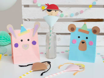 Kindergeburtstag Einladungen selber basteln: Bunte DIY-Ideen auf einem Tisch. Kindergeburtstag Einladungen selber basteln: Bunte DIY-Ideen auf einem Tisch.