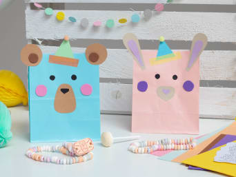 Kindergeburtstag Einladungen selber basteln: Einladung zum Kindergeburtstag mit bunten Geschenktüten. Kindergeburtstag Einladungen selber basteln: Einladung zum Kindergeburtstag mit bunten Geschenktüten.