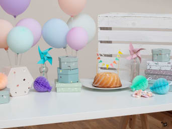 Verschiedene kleine Geschenke zum Kindergeburtstag auf dem Geschenketisch. Verschiedene kleine Geschenke zum Kindergeburtstag auf dem Geschenketisch.
