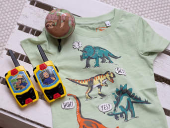 Kindergeburtstagsgeschenke für kleine Entdecker: Fahrradklingel, Walkie-Talkie und Shirt mit Dino-Print. Kindergeburtstagsgeschenke für kleine Entdecker: Fahrradklingel, Walkie-Talkie und Shirt mit Dino-Print.
