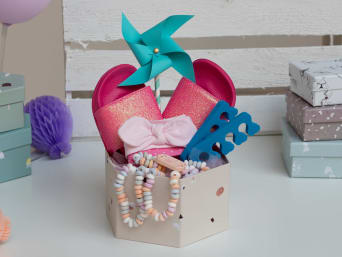 Kindergeburtstagsgeschenke für Prinzessinnen: Kleines Beauty-Paket mit Haarband, Candy-Kette und glitzernden Sandalen.  Kindergeburtstagsgeschenke für Prinzessinnen: Kleines Beauty-Paket mit Haarband, Candy-Kette und glitzernden Sandalen.