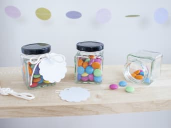 Kleine Gläschen mit Schokolinsen als süßes Gastgeschenk zum Kindergeburtstag. Kleine Gläschen mit Schokolinsen als süßes Gastgeschenk zum Kindergeburtstag.