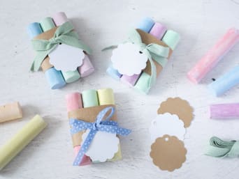 Hübsch verpackte Straßenkreide als Gastgeschenk zum Kindergeburtstag. Hübsch verpackte Straßenkreide als Gastgeschenk zum Kindergeburtstag.