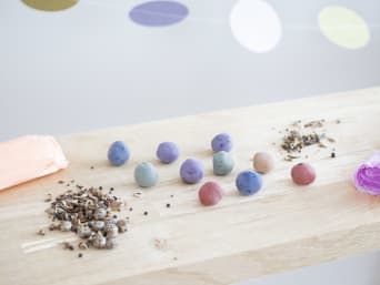 Bunte Samenbomben als Mitgebsel für den Kindergeburtstag. Bunte Samenbomben als Mitgebsel für den Kindergeburtstag.