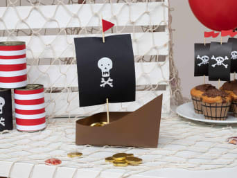 Geknutseld piratenschip voor piratenfeestje. Geknutseld piratenschip voor piratenfeestje.