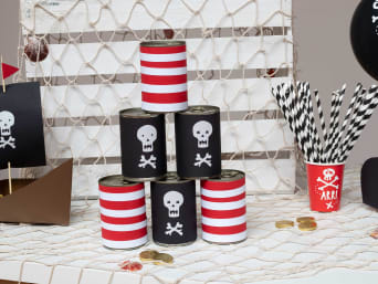 Spelletjes voor tijdens het kinderfeestje: blikgooien. Spelletjes voor tijdens het kinderfeestje: blikgooien.
