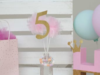 Prinzessin Geburtstag Deko: Glas mit selbstgebastelten Tüll-Pompons. Prinzessin Geburtstag Deko: Glas mit selbstgebastelten Tüll-Pompons.