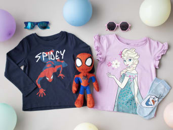 Geschenk für 6-Jährige: Kleidungsstücke und Accessoires von Spider-Man und der Eiskönigin. Geschenk für 6-Jährige: Kleidungsstücke und Accessoires von Spider-Man und der Eiskönigin.