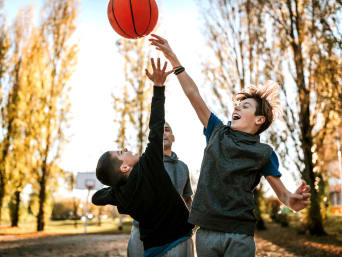 Geschenk für 10-jährige Mädchen und Jungs: Junge spielt mit einer Gruppe Basketball. Geschenk für 10-jährige Mädchen und Jungs: Junge spielt mit einer Gruppe Basketball.