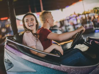 Cadeaus voor tieners: tieners rijden in een botsauto in een pretpark.