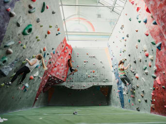 Boulderhalle – Gemeinsames Bouldern mit freiem Sturzraum. Boulderhalle – Gemeinsames Bouldern mit freiem Sturzraum.