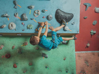 Kinder Bouldern – Auch bei Kindern gehört ein Boulderschuh zum Boulderzubehör. Kinder Bouldern – Auch bei Kindern gehört ein Boulderschuh zum Boulderzubehör.
