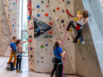 Kletterausrüstung – Klettern ist Teamarbeit zwischen dem Kletterer und dem Sichernden. Kletterausrüstung – Klettern ist Teamarbeit zwischen dem Kletterer und dem Sichernden.
