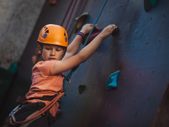 Klettern Kinder – Ein Kletterhelm schützt Dein Kind vor Verletzungen. Klettern Kinder – Ein Kletterhelm schützt Dein Kind vor Verletzungen.