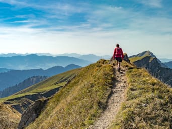 Bergwandern – Schmale Pfade führen auf die Berggipfel hinauf Bergwandern – Schmale Pfade führen auf die Berggipfel hinauf