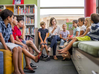 Leesvaardigheid: kinderen leren in de bibliotheek. Leesvaardigheid: kinderen leren in de bibliotheek.