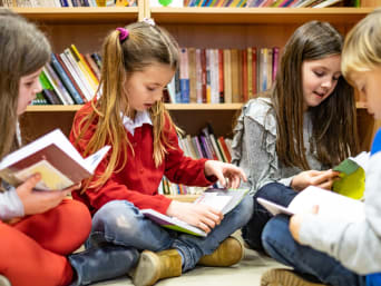 Waarom lezen belangrijk is: Kinderen lezen boeken in de bibliotheek. Waarom lezen belangrijk is: Kinderen lezen boeken in de bibliotheek.
