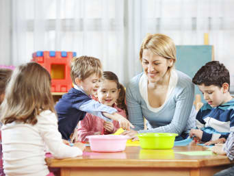 Spelletjes om te leren lezen: Kinderen spelen leesspelletjes.  Spelletjes om te leren lezen: Kinderen spelen leesspelletjes.