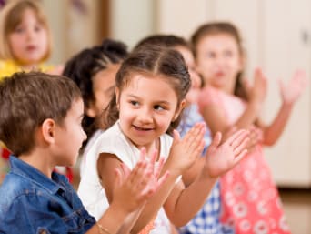 Vorschulkinder klatschen in die Hände, um die Silbentrennung zu üben. Vorschulkinder klatschen in die Hände, um die Silbentrennung zu üben.