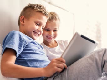 Lesen lernen Kinder App: Kinder üben das Lesen mithilfe einer Lese-App auf dem Tablet. Lesen lernen Kinder App: Kinder üben das Lesen mithilfe einer Lese-App auf dem Tablet.