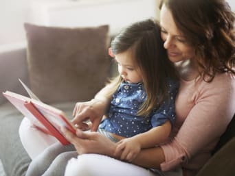 Voorlezen: Moeder en dochter ontdekken samen geschikte verhaaltjes voor kinderen. Voorlezen: Moeder en dochter ontdekken samen geschikte verhaaltjes voor kinderen.